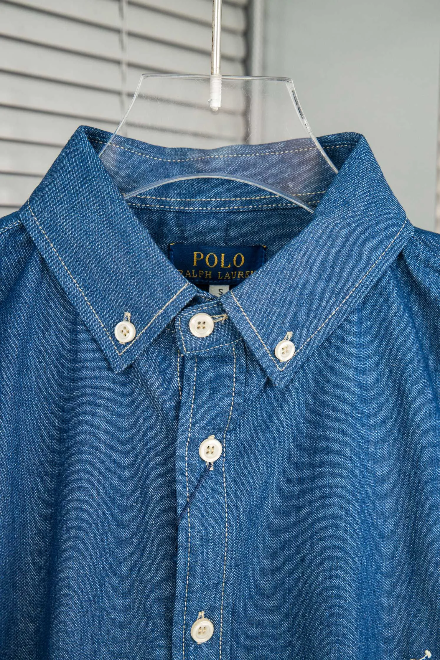 🅿️250 New: Style number: B115 Ralph Lauren/Ralph Lauren classic color small label couple's washed denim long-sleeved shirt 1️⃣ Made of high-quality denim fabric, the upper body is soft and comfortable, extremely delicate, has a solid, smooth and soft feel, and the fabric does not wrinkle, and the feel is invincible. The details are handled perfectly! 2️⃣Adopting the washing process, the workmanship details are perfectly controlled. They are all hemmed with vest technology, and the inside of the sleeves are also different. Different from the four-needle and five-thread workmanship, the collar is also designed with interlining, which shows high-end fashion and individuality. The style is fashionable, simple and elegant! 3️⃣It is very youthful and energetic, and can be easily worn by both men and women. It is very in line with the fashion aesthetic concepts of today's young people! Color: light blue, dark blue Size: S, M, L, XL